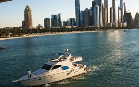 إنتشال ساعة فاخرة من قاع خليج دبي