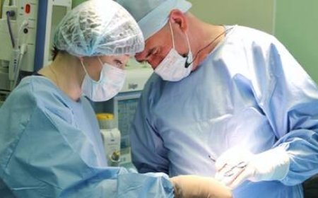 روسيا:الأطباء ينقذون يد طفلة تعرضت لهجوم أسد ويستعيدون وظائفها