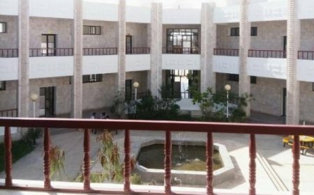 المهرة.. طلاب في كلية العلوم التطبيقية يشكون غياب الخدمات الأساسية