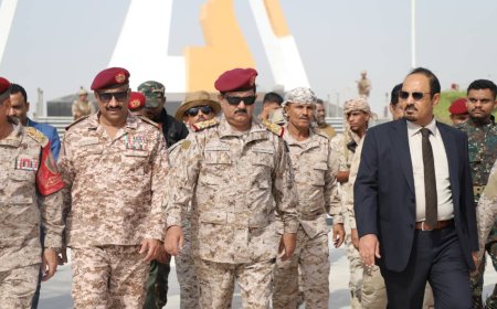 وزير الدفاع ومحافظ حضرموت يطلعان على جاهزية اللواء أول حماية رئاسية