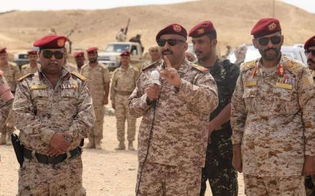 قائد المنطقة العسكرية الثانية يتفقد عدد من الوحدات العسكرية بالمهرة