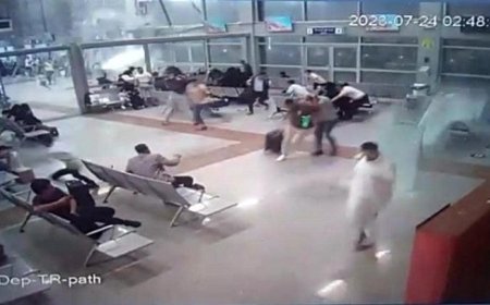 ليلة عاصفة تطيح بواجهة مطار عدن وسقوط جرحى من المسافرين