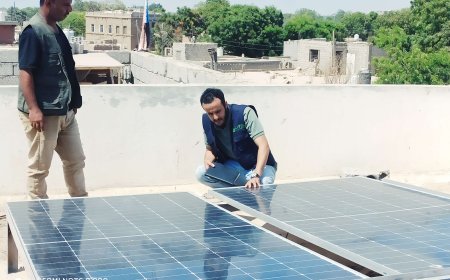 مكتب التربية والتعليم بالمحافظة يستلم المنظومات الشمسية من مؤسسة شباب أبين