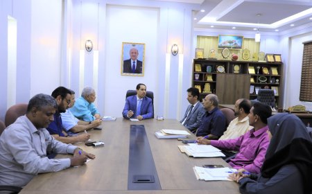 وزير الشباب والرياضة يطلع على سير عمل فروع مكاتب الوزارة "الحديدة والبيضاء