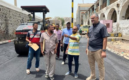 الماس والصراري وبن جرادي يطلعون على أعمال مشروع تأهيل شارع لقمان بمديرية صيرة