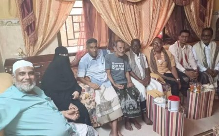 المدير العام لإذاعةالمكلا والوفد المرافق له يطمئنون على صحة زميلهم الكادر عبدالرحمن سهيل