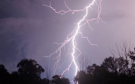 وفاة وإصابة ثمانية أشخاص بصواعق رعدية في ثلاث محافظات