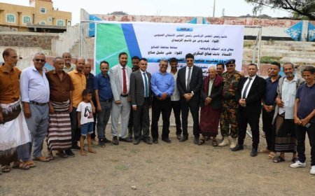 وزارة الشباب والرياضة تسلم مشروع تعشيب ملعب الصمود بالضالع للشركة المنفذة