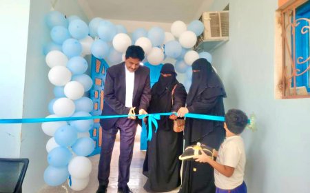 المدير العام للمكلا يدشن بازار العودة للمدارس 3