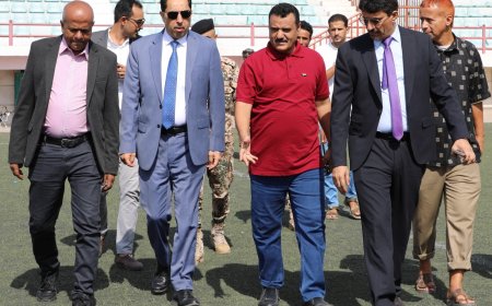 وزير الشباب والرياضة يزور منشآت نادي المنصورة بعدن