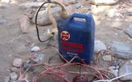 تفكيك شبكات ألغام على طريق ترابي في وادي عومران بأبين