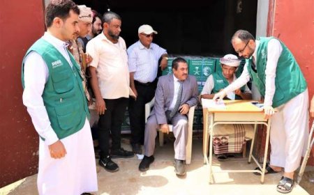 مركز الملك سلمان يوزع آلاف من السلال الغذائية في حجة