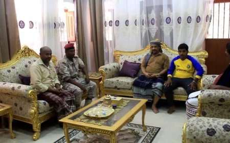 قائد المنطقة العسكرية الثانية يقدم واجب العزاء لأسرة شهيد الواجب "يانافع"