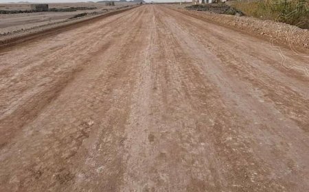 تواصل أعمال صيانة وإعادة تأهيل الطريق الدولي عتق – العبر