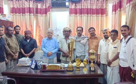 مدير عام دوعن يلتقي إدارة فريق أهلي صبيخ بعد تحقيقهم لقب بطولة دوري قطاف 