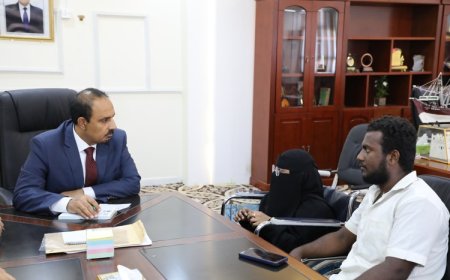 فنانة تشكيلية في حضرموت تلفت أنظار محافظ حضرموت وتحظى بدعم واسع لأعمالها الإبداعية