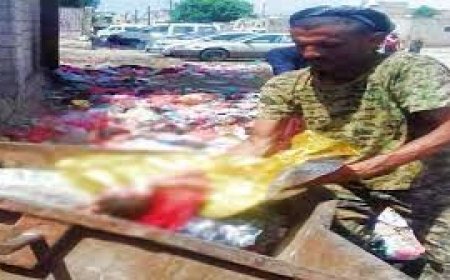 عامل نظافة يعثر على طفل حديث الولادة امام برميل قمامة بتعز