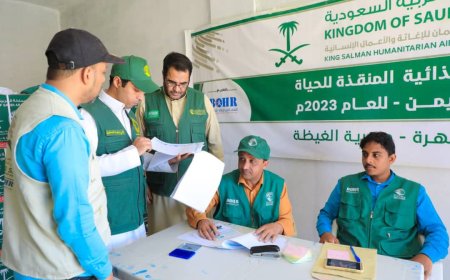 فريق مركز الملك سلمان يتفقد توزيع المساعدات الغذائية في المهرة ويبحث مشاريع لعام 2024