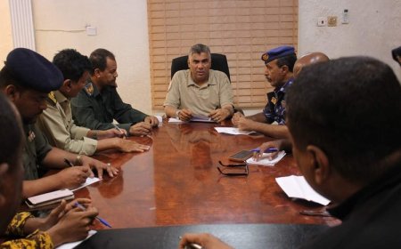 اجتماع أمني بالمكلا يناقش استراتيجيات مكافحة الشغب في المباريات 