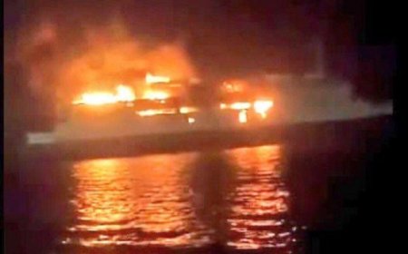 اشتعال النيران بكثافة.. شاهد أول صورة قريبة للسفينة البريطانية في خليج عدن وهي تحترق بعدما قصفها الحوثيون