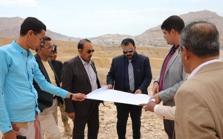 محافظ حضرموت ووزير الأشغال العامة والطرق يتفقدان المرحلة الثانية لخور المكلا وطريق الدائري وسط