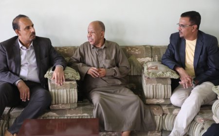 محافظ حضرموت يطمئن على صحة نقيب الصحافيين ويوجه بمساندة رحلة علاجه في الخارج