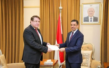 وزير الخارجية يتسلم نسخ من أوراق اعتماد سفيرا التشيك والنمسا لدى اليمن