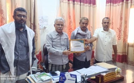 تكريم أحمد العماري لتمثيل دوعن في معرض سفرة حضرمية بالمكلا