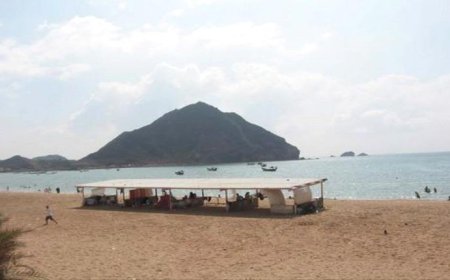 يوتيوبر يمني يقوم بتنظيف ساحل البريقة ويعثر على مجوهرات ودولارات