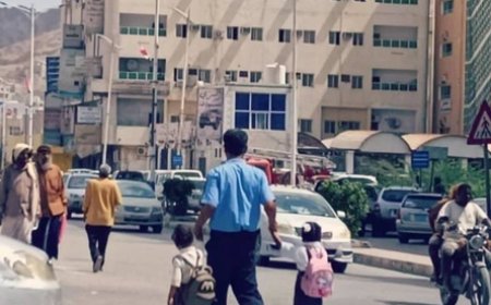 تعاون استثنائي.. رجل مرور بالمكلا يخطف الأضواء بمبادرته مع الأطفال