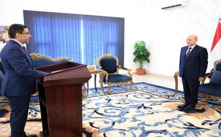 رئيس الوزراء يؤدي اليمين الدستورية أمام رئيس مجلس القيادة الرئاسي في عدن