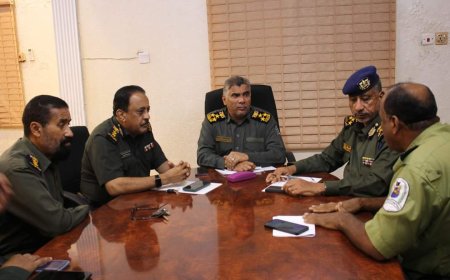 المنهالي يطّلع على سير العمل بالهجرة والجوازات في ميناء المكلا ومطار الريان 