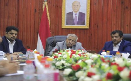 المحافظ ياسر يشيد بجهود جامعة المهرة للنهوض بالعملية التعليمية