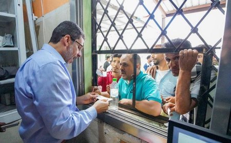 رئيس الوزراء يقوم بزيارة مفاجئة إلى جوازات عدن للاطلاع على كيفية إنجاز معاملات المواطنين