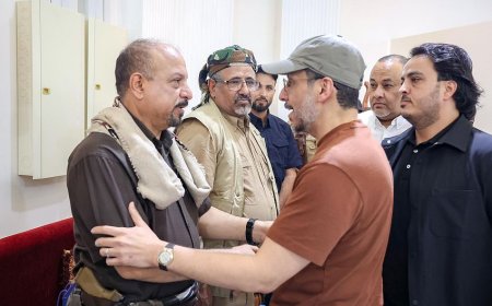 رئيس الوزراء يحضر عزاء نجل المرهبي الذي تعرض للاغتيال بالعاصمة المؤقتة عدن