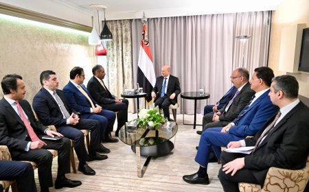 رئيس مجلس القيادة يشيد بالمواقف الكويتية المشرفة إلى جانب الشعب اليمني