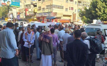 احتشاد أبناء تعز إلى جولة العواضي للمطالبة بهذا الأمر