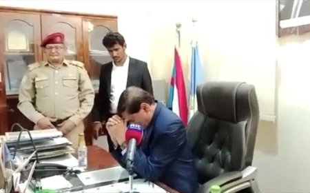 اللواء فرج البحسني يجهش بالبكاء خلال زيارته مقراً عسكرياً بعدن