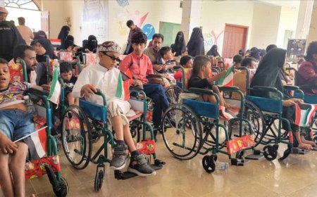 الكويت تمول مشروع توزيع كراسي متحركة وإعانات في المهرة بتنسيق مع مؤسسة حطين التنموية