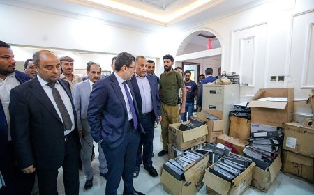 رئيس الوزراء يفاجئ مؤسسة حكومية بعدن بزيارة مباغتة وعند التفتيش كانت الصدمة التي دفعته لإحالة القيادات للتحقيق