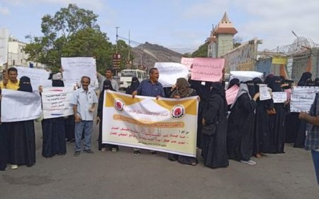 وقفة سلمية لعمال الجنوب بمحيط القصر الرئاسي في عدن