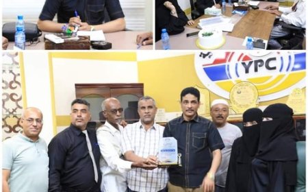 متقاعدوّ فرع شركة النفط بساحل حضرموت يقدمون درع الشُكر والتَّقدير لمدير عام الفرع