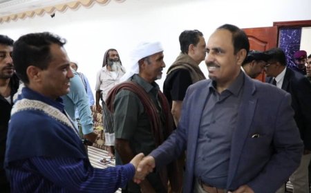 محافظ حضرموت يُقّدم واجب العزاء في وفاة الشيخ المناضل سعيد عمر العكبري