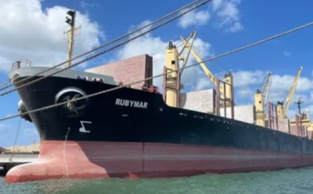 لندن تحذر من كارثة بيئية بالبحر الأحمر بسبب سفينة بريطانية استهدفها الحوثيون