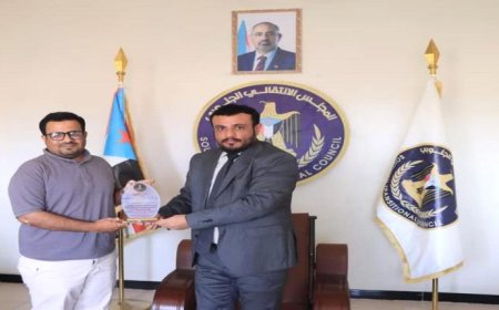 رئيس انتقالي شبوة يكرم المهندس والمبتكر بادخن بدرع التميز 