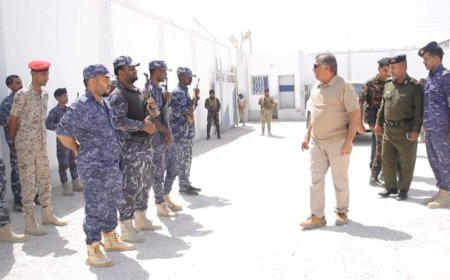 المنهالي يطّلع على سير العمل في مركزي شرطة الحامي ومدينة الشحر ويشدّد على مضاعفة الجهود الأمنية