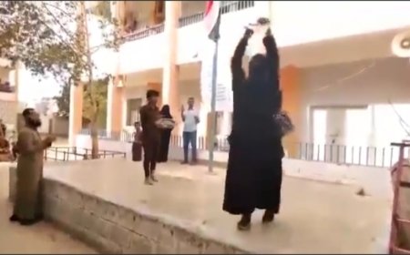 معلمة تمزّق شهادة تكريم احتجاجاً على تردي أوضاع المعلمين