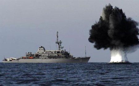 عاجل: إصابة بالغة لسفينة أمريكية بهجوم حوثي بخليج عدن وتصاعد عمود كبير من الدخان