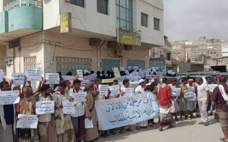 المكلا.. وقفة احتجاجية أمام بوابة مكتب وزارة التربية والتعليم بساحل حضرموت