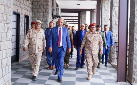 الزبيدي يتفقد سير العملية التعليمية في الأكاديمية العسكرية العُليا بعدن